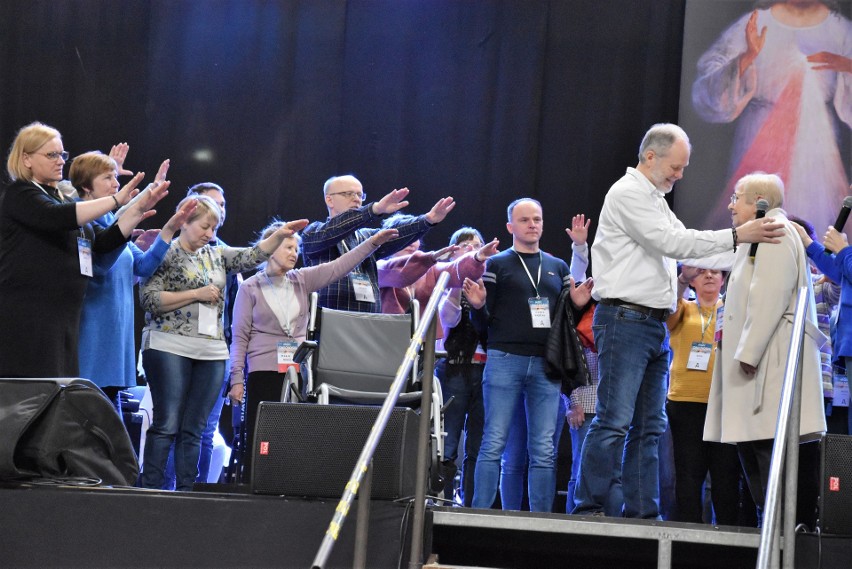 Damian Stayne, w asyście uczestników forum, odmawia modlitwę...