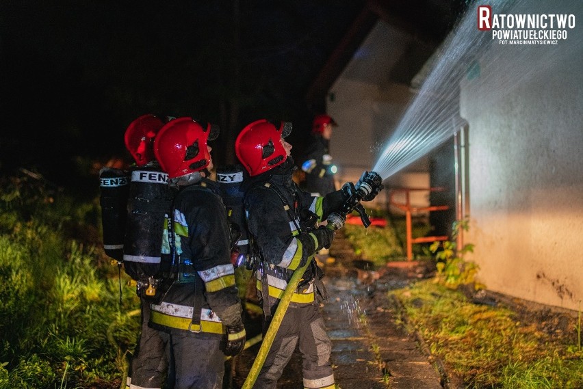 Stare Juchy. Pożar domku letniskowego. Poddasze stanęło w płomieniach (zdjęcia)