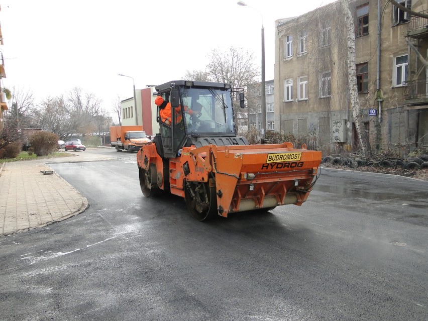 Na ulicy Zacisze w Radomiu został już ułożony asfalt po zakończeniu wymiany rur kanalizacyjnych