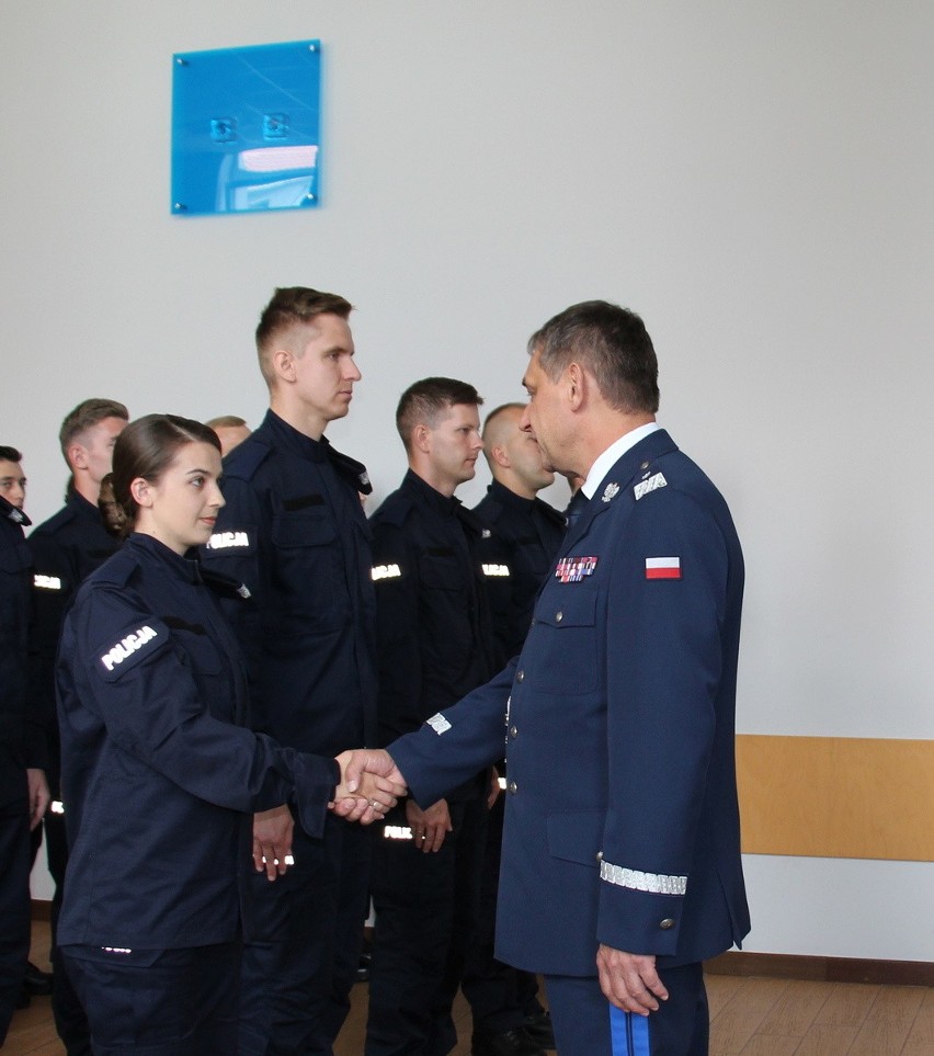 Komendant Mąka pogratulował nowym funkcjonariuszom wybrania...