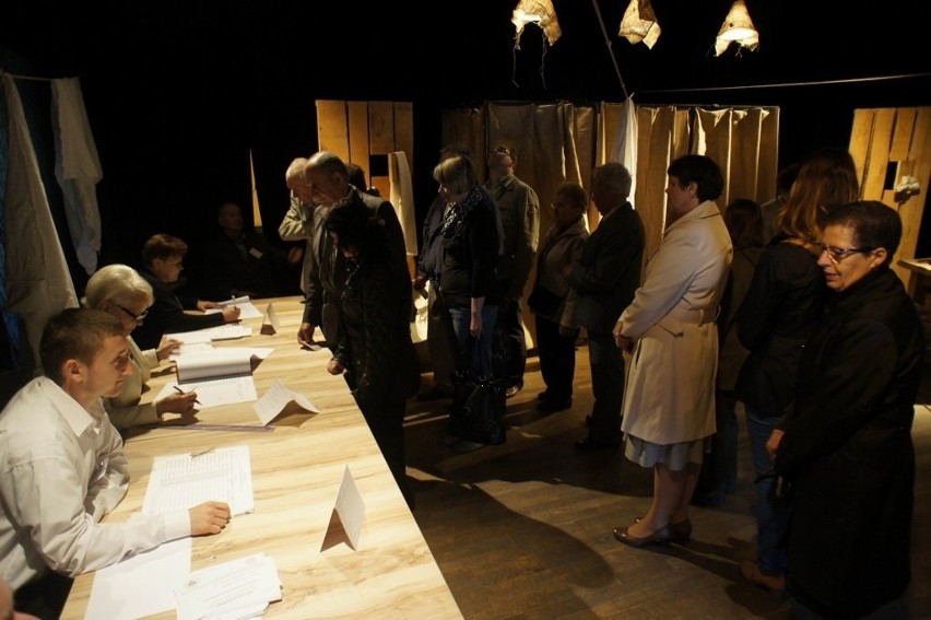 Lokal wyborczy w Czerwonaku: Mieszkańcy głosują w wiejskiej...