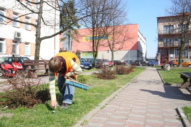 Wiosenne porządki pracownicy interwencyjni prowadzą w centrum Lipska. Rozpoczęto je od zbierania śmieci i czyszczenie trawników. 