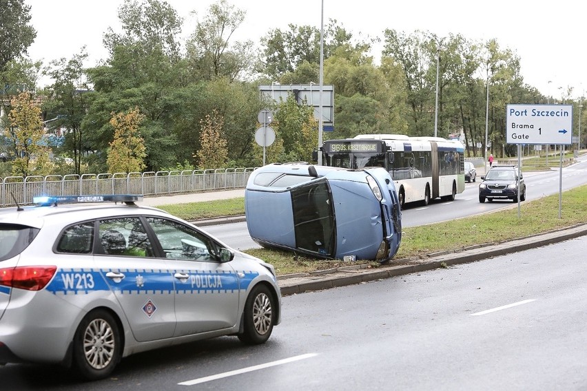 Dachowanie w Szczecinie: Za Mostem Cłowym rozbiła się osobówka