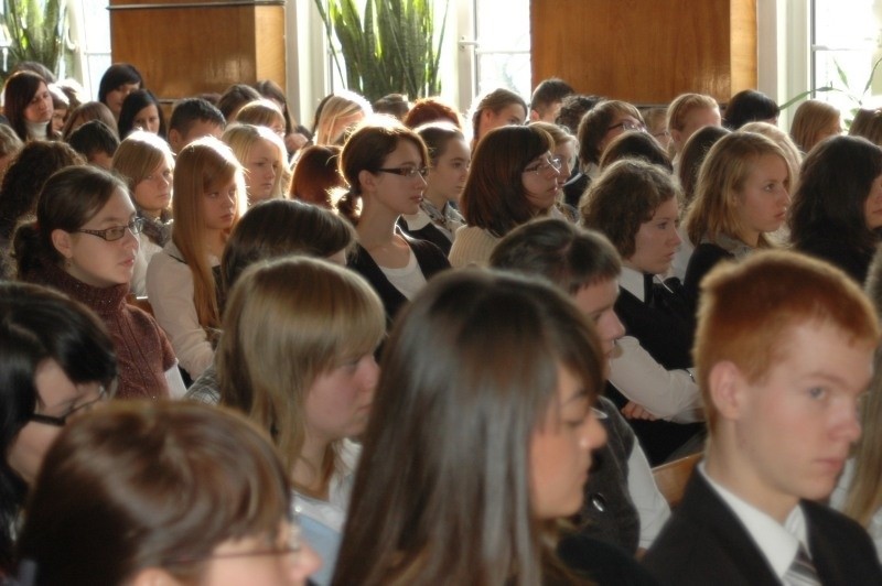 W spotkaniu z biskupem Czają, absolwentem LO w Oleśnie,...