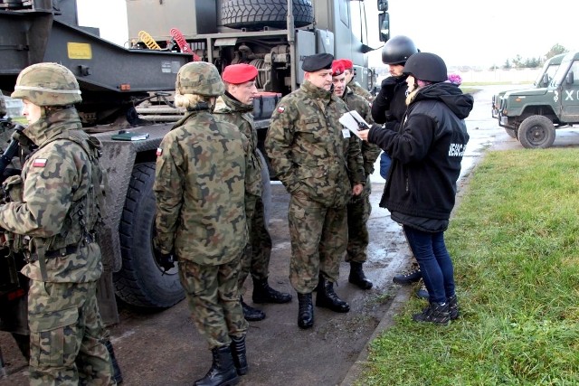 Na teren jednostki w Międzyrzeczu wszedł mężczyzna i próbował ukraść kanistry z paliwem. Zauważony przez wartowników, zabarykadował się w jednym z pomieszczeń i groził podpaleniem obiektu oraz samego siebie. Na miejsce wezwano zespół policyjnych negocjatorów, którzy opanowali groźną sytuację. Na szczęście były to tylko ćwiczenia.Na potrzeby szkoleniowe 17 Wielkopolskiej Brygady Zmechanizowanej w Międzyrzeczu przygotowano przy współpracy z policją szkolenie instruktażowe z pozorowanym naruszeniem systemu ochrony. W ćwiczeniu brali udział także żołnierze żandarmerii wojskowej. Scenariusz ćwiczeń był bardzo zbliżony do realnego zagrożenia, bo tylko w taki sposób można udoskonalić nabyte już umiejętności. Scenariusz był zaplanowany bardzo precyzyjnie. Były żołnierz po misji w Afganistanie został wydalony z wojska. Do próby kradzieży paliwa popchnęła go dramatyczna sytuacja finansowa. Gdy wszelkie działania wojska nie przyniosły zamierzonego celu, na miejscu pojawili się policyjni negocjatorzy. Nawiązali kontakt z byłym żołnierzem i dzięki skutecznie przeprowadzonych rozmowach nakłonili go do wyjścia z budynku. Później przekazali go w ręce żandarmów. Po zakończonych ćwiczeniach omówiono ich przebieg i wyciągnięto ewentualne wnioski. Organizator podziękował policjantom za udział i zaangażowanie, zapewniając potrzebę dalszej współpracy m.in. przy organizacji podobnych ćwiczeń.Przeczytaj też:  W Zielonej Górze Mikołaje pobiegli dla potrzebujących dzieci już po raz trzeci [WIDEO, ZDJĘCIA]WIDEO: Magazyn Informacyjny "Gazety Lubuskiej"