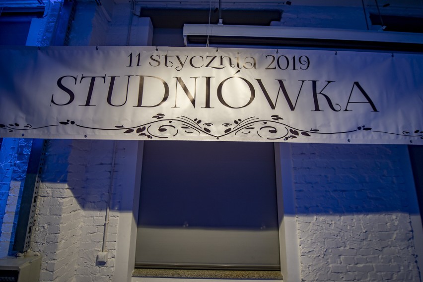 XVI LO w Poznaniu tegoroczną studniówkę zorganizowało w...