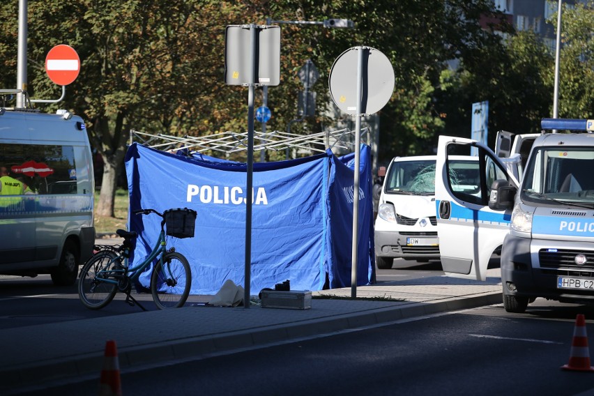 Śmiertelny wypadek na Popowickiej. Nie żyje rowerzystka [ZDJĘCIA]