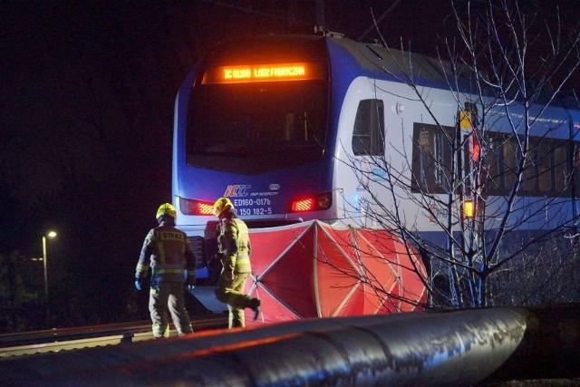 Tragedia na torach w Kaliszu. W sobotę wieczorem, 5 marca, mężczyzna został śmiertelnie potrącony przez pociąg Intercity relacji Szczecin Główny-Łódź Fabryczna.Przejdź do kolejnego zdjęcia --->