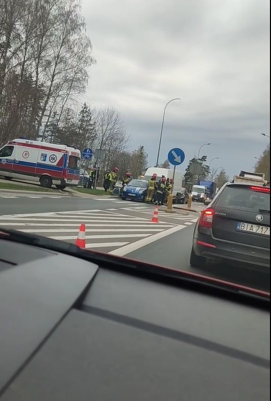 Białystok. Wypadek trzech aut na Szosie Zabłudowskiej. Trzy osoby trafiły do szpitala [ZDJĘCIA]