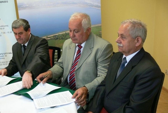 W tarnobrzeskim magistracie umowę podpisali (od lewej) Antoni Sikoń, prezes Tarnobrzeskich Wodociągów i Jan Zdzieba prezes Przedsiębiorstwa Robót Inżynieryjnych i Drogowych w Krośnie.