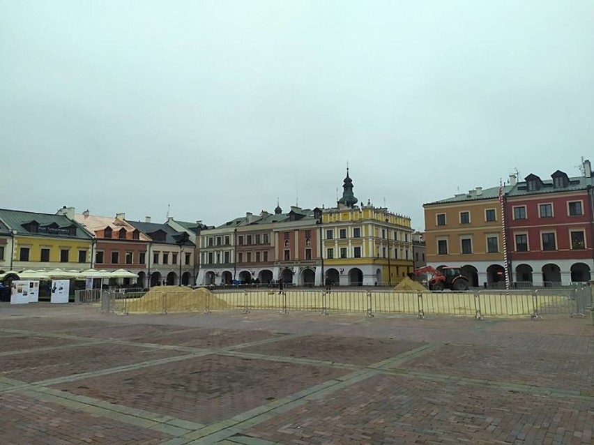 Na Rynku Wielkim w Zamościu powstaje lodowisko. Zobacz zdjęcia