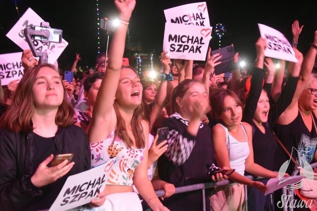 Na "Letnie koncerty" zaprosiło Sławskie Centrum Kultury i Wypoczynku. Wystąpił zespół Farba. Gwiazdą wieczoru był Michał Szpak. Do miasta zjechali fani artysty. Kliknij w zdjęcie i przejdź do galerii >>>>