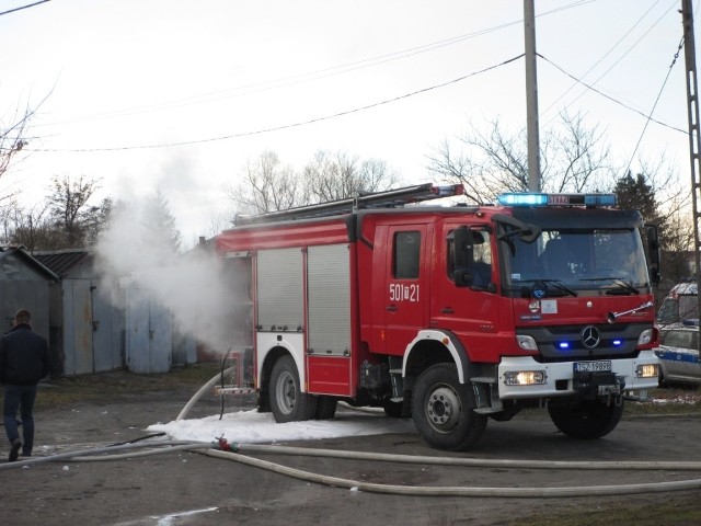 Pożar w kompleksie garaży między rzeką Czarną, a ulicą Kolejową w Staszowie