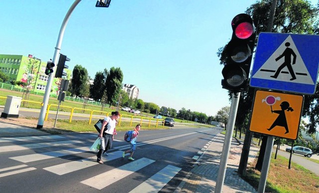 Na przejściu dla pieszych przy ul. Przy Skarpie postawiono nową sygnalizację świetlną. Tą drogą często chodzą dzieci.