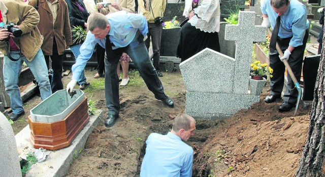 Wydobycie szczątków na jednym z cmentarzy w 2006 roku