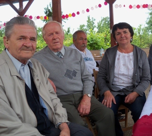 Wiata jest bardzo przydatna. Spędzamy tu całe wieczory - mówią seniorzy z prudnickiego DPS.