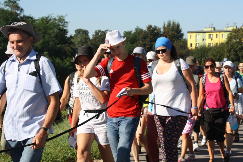 Oświęcimscy pątnicy w pięciu grupach z dekanatów:...