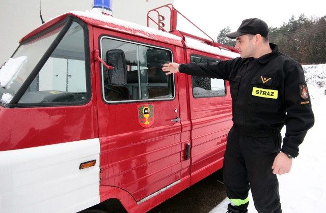 Radosław Gawrecki prezentuje samochód strażacki, wewnątrz którego zamontowana zostanie wizualizacja. Będzie oddawać wrażenia wyjazdu do akcji ratowniczej lub gaśniczej