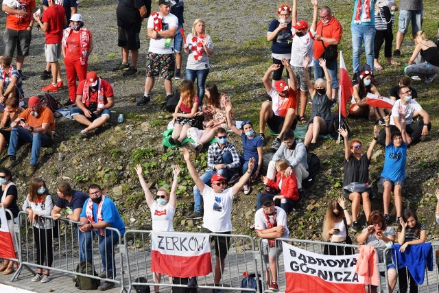 Niedzielny konkurs skoków Letniej Grand Prix w Wiśle oglądało kilkuset widzów. Przesuwaj gestem lub za pomocą strzałki, by zobaczyć kolejne zdjęcie