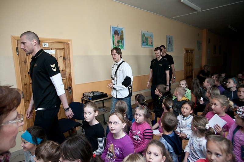 Koszykarze Czarnych w szkole w Głobinie...