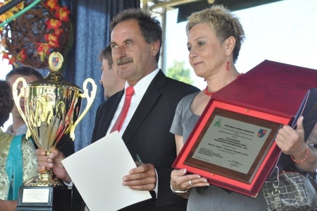 Jolanta i Grzegorz Szwagierczakowie &#8211; zwycięzcy wojewódzkiego konkursu "Bezpieczne Gospodarstwo 2010&#8221;.