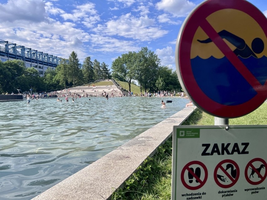 Kraków. Dzieci kąpią się i brodzą w brudnej sadzawce w Parku Jordana. ZZM: bezwzględny zakaz