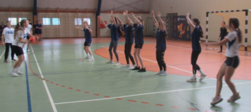 Dziewczęta ze Szkoły Podstawowej nr 2 w Koluszkach najlepsze w Gminnych Mistrzostwach w Piłce Ręcznej