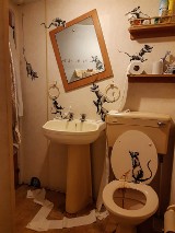 Banksy ma home office i maluje w łazience. Największy uliczny artysta zamienił mury na… domową toaletę