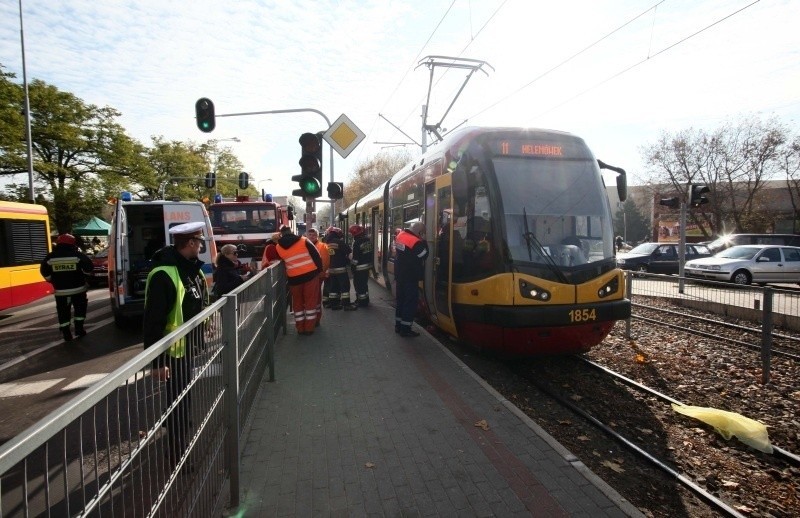 Wypadek na Zgierskiej. Zmarł mężczyzna potrącony przez tramwaj [FILM, zdjęcia]