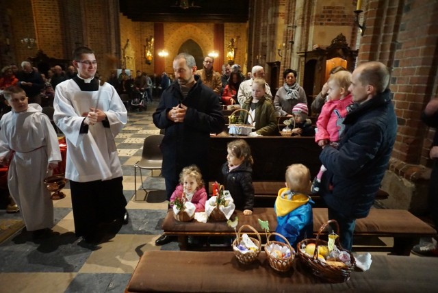 Święcenie pokarmów i adoracja Grobu Pańskiego w Katedrze Poznańskiej