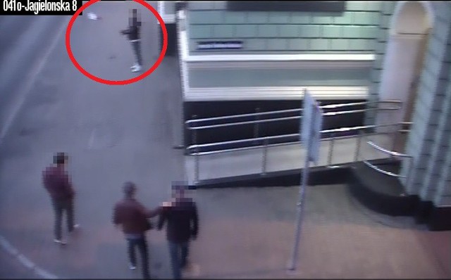 Policjanci zatrzymali mężczyznę, który chwilę wcześniej uderzał zdjętą ze słupa polską flagą o chodnik. Dobrowolnie podda się karze. Będzie musiał zapłacić grzywnę.