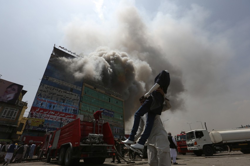 Pożar budynku centrum biznesowego w Kabulu (04.08.2016,...