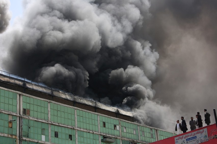 Pożar budynku centrum biznesowego w Kabulu (04.08.2016,...