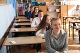 Egzamin gimnazjalny w SP 29 w Dąbrowie Górniczej zmagają się z egzaminem językowym ZDJĘCIA