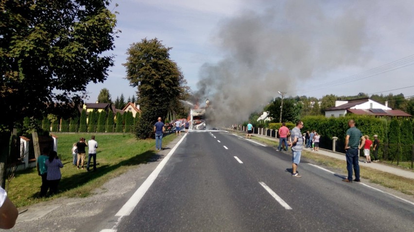 Pożar tira na drodze w Brzostku