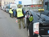 Taxi na aplikację - duża akcja służb w Bydgoszczy. Jeden z kierowców wiózł maczetę