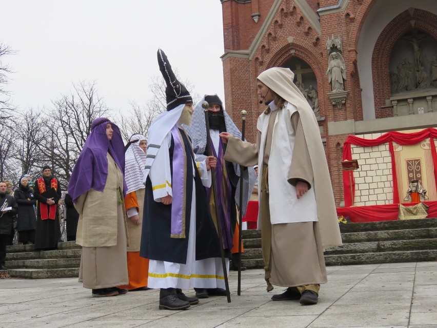 W Piekarach Śląskich rozpoczęło się dziś Misterium Męki Pańskiej [ZDJĘCIA, WIDEO]