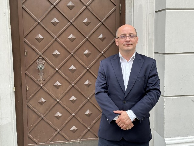 Łukasz Chmielewski ma 36 lat. Z wykształcenia jest politologiem. Zawodowo jest związany z Hutą Łabędy, w której pracuje jako Dyrektor Biura Zarządu Kadr i Płac. Radnym Rady Miasta Gliwice jest od 2018 roku, w nadchodzących wyborach kandyduje na stanowisko senatora.