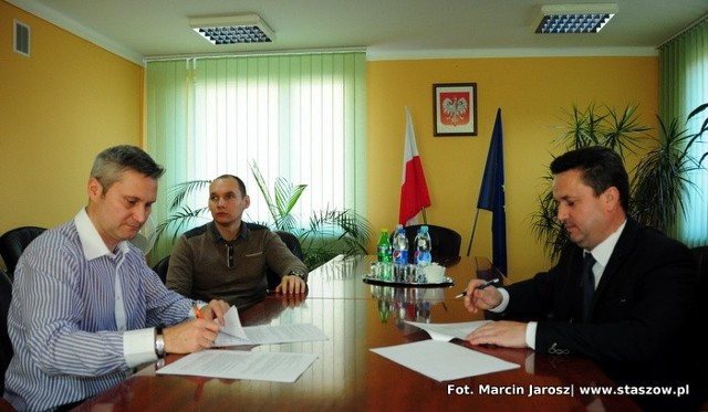 Umowę na realizację zadania podpisano we wtorek 3 listopada, w Urzędzie Miasta i Gminy w Staszowie.