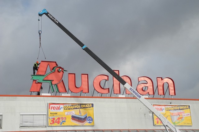 Wczoraj przed południem szyld Auchan zastąpił szyld Real.