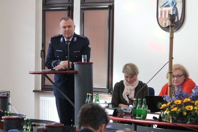 Nadkomisarz Mariusz Gaik przedstawił radnym nie tylko sprawozdanie z działalności policji, ale również sam siebie. Toruńskim komendantem został kilka tygodni temu