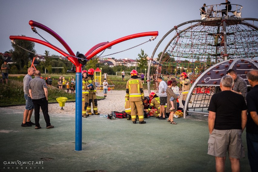 Na placu zabaw w Staszowie trwała akcja ratunkowa chłopca.