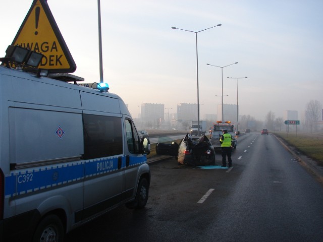 W Toruniu mercedes uderzył w słup. Kierowca i pasażer trafili do szpitala.