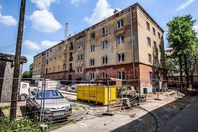 Budynki socjalne są zdewastowane. Jak twierdzi radny Pastuszewski, rozwiązaniem byłoby zatrudnienie dozorcy