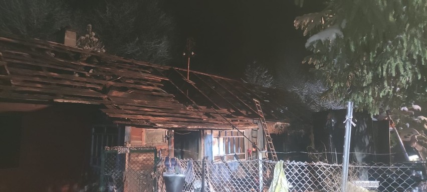 Pożar drewnianego domu w Szczutkowie koło Lubaczowa. Ponad 20 strażaków walczyło z ogniem. O pożarze poinformował ich 13-latek [ZDJĘCIA]