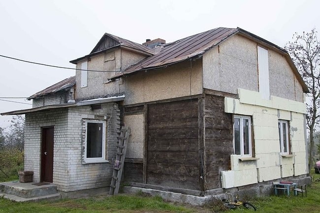 Dom z zewnątrz przed remontem (fot. Polsat)