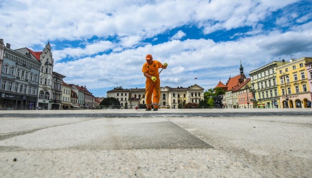 Remont Starego Rynku zakończy się szybciej. Termin zrealizowania inwestycji był wyznaczony na 30 czerwca, ale praktycznie wszystko jest już gotowe, finalizowane są ostatnie prace wykończeniowe i porządkowe. Po odnowionej płycie rynku już od jakiegoś czasu można spacerować, a wkrótce będzie można usiąść w letnich ogródkach.Czytaj dalej: Kiedy zostaną otwarte ogródki sezonowe na Starym Rynku?.