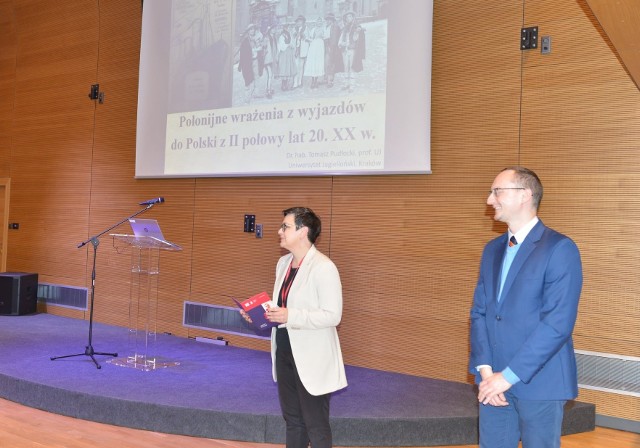 Spotkanie "Akademia Polonijna" w Muzeum imienia Kazimierza Pułaskiego w Warce. na kolejnych slajdach relacja z wydarzenia.