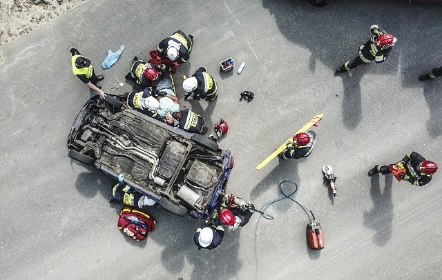 W niedzielę, 10 czerwca, zielonogórscy strażacy i policjanci ćwiczyli akcję ratunkową podczas poważnego wypadku z wieloma rannymi. Ćwiczenia odbyły się w naturalnym otoczeniu i zostały przygotowane niezwykle realistycznie.Po godz. 12.00 została zamknięta S3 na odcinku między Raculą a Trasą Północną. Było to niezbędne do przeprowadzenia ćwiczeń podczas symulowanego wypadku drogowego. Na miejsce dojechały wozy straży pożarnej, policja i karetki pogotowia ratunkowego. Ćwiczenia przebiegły sprawnie i były bardzo widowiskowe. Zadbano o realizm, tak aby akcja była jak najbardziej zbliżona do zdarzenia drogowego.Zobacz też: Ulewny deszcz na autostradzie A2. Kierowcy zatrzymują swoje samochody na pasie awaryjnym