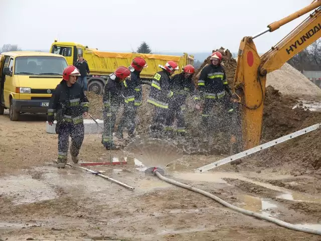 Miejsce rozszczelnienia gazociągu zostało zabezpieczone. Strażacy użyli kurtyny wodnej.
